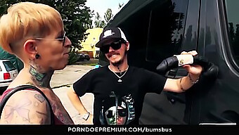 Sexy Milf Tedesca Con Tatuaggi Ha Un Incontro Caldo Su Un Autobus