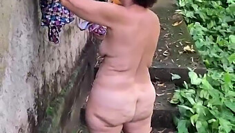 Descalzada Y Con El Culo Desnudo En El Bosque